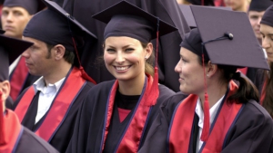 Absolventenfest der Uni Bonn auf der Hofgartenwiese. Alle Absolventen in Talar und mit Doktorhut. *** Local Caption *** "Bilderpool Studieren, Forschen und Leben in Deutschland"